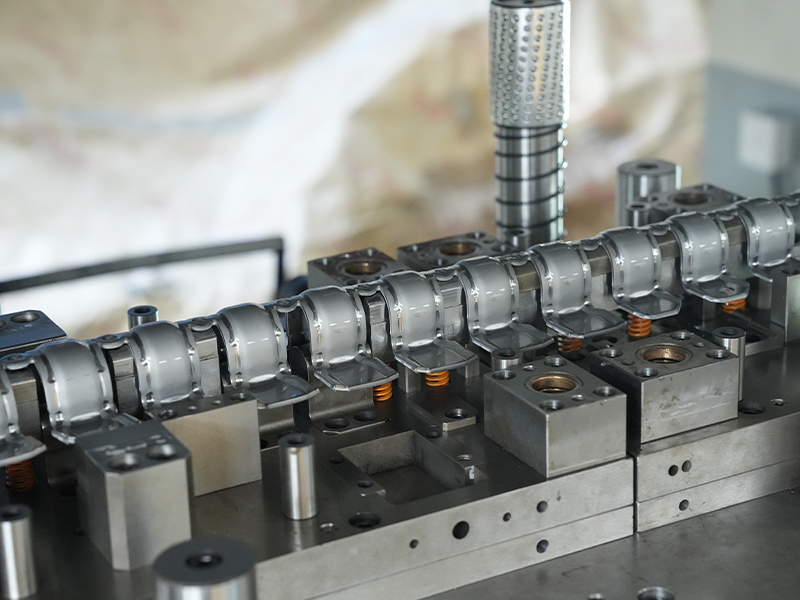 Was passiert in einer Fabrik, um Metallstempelteile herzustellen?